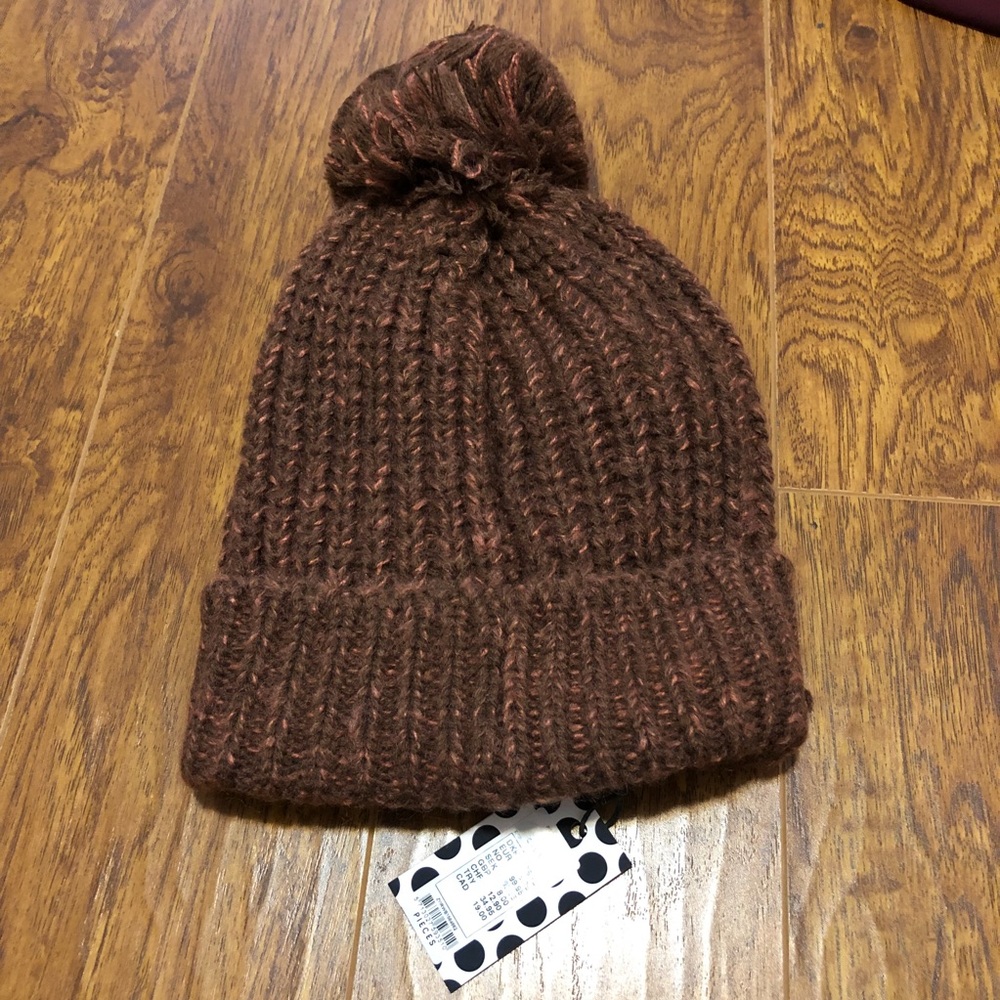 Red/brown beanie with Pom Pom.